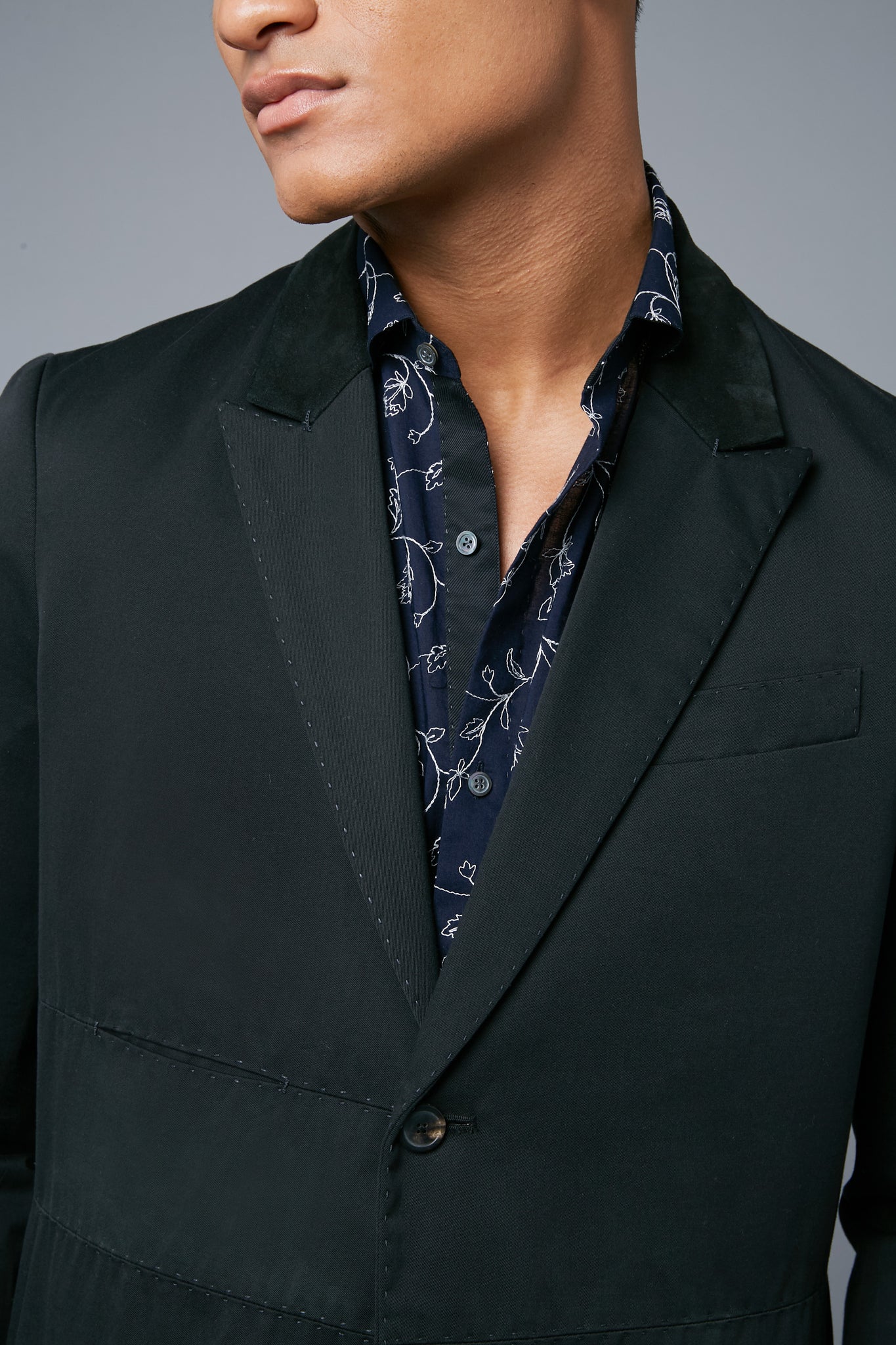 Detail View: Model Tre Boutilier wearing Peak Summer Jacket