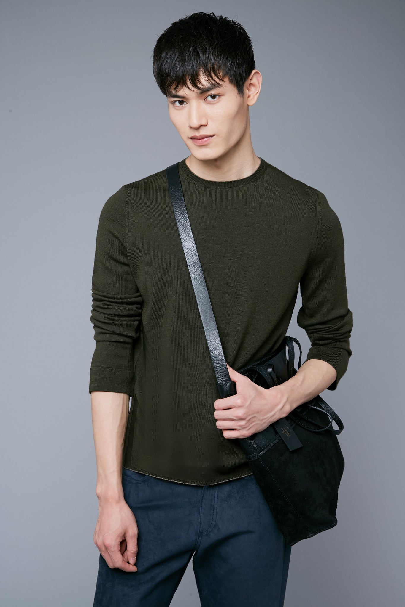 2nd Mood View: Model Qiang Li wearing Long Sleeve Sweater Tee