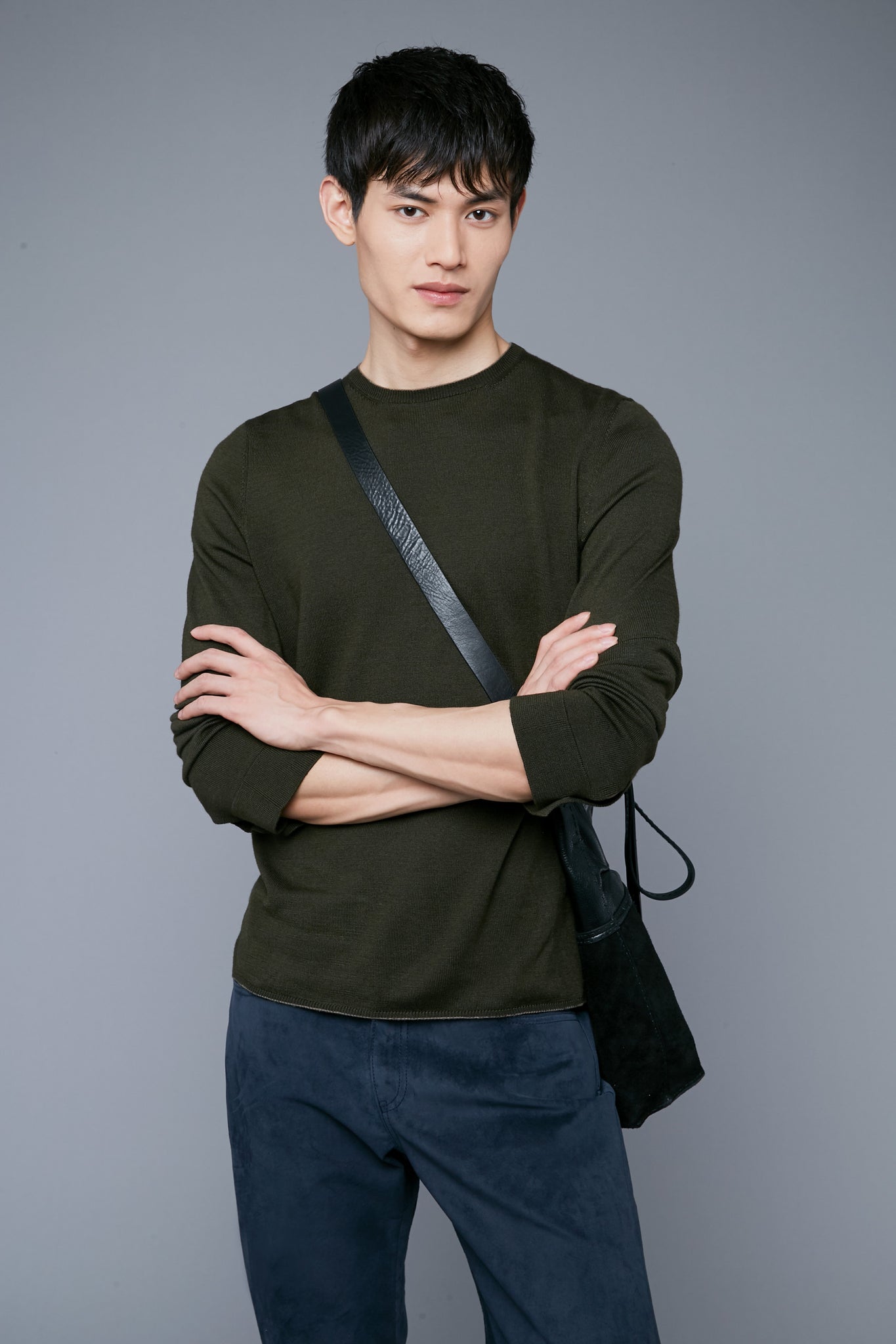 3rd Mood View: Model Qiang Li wearing Long Sleeve Sweater Tee