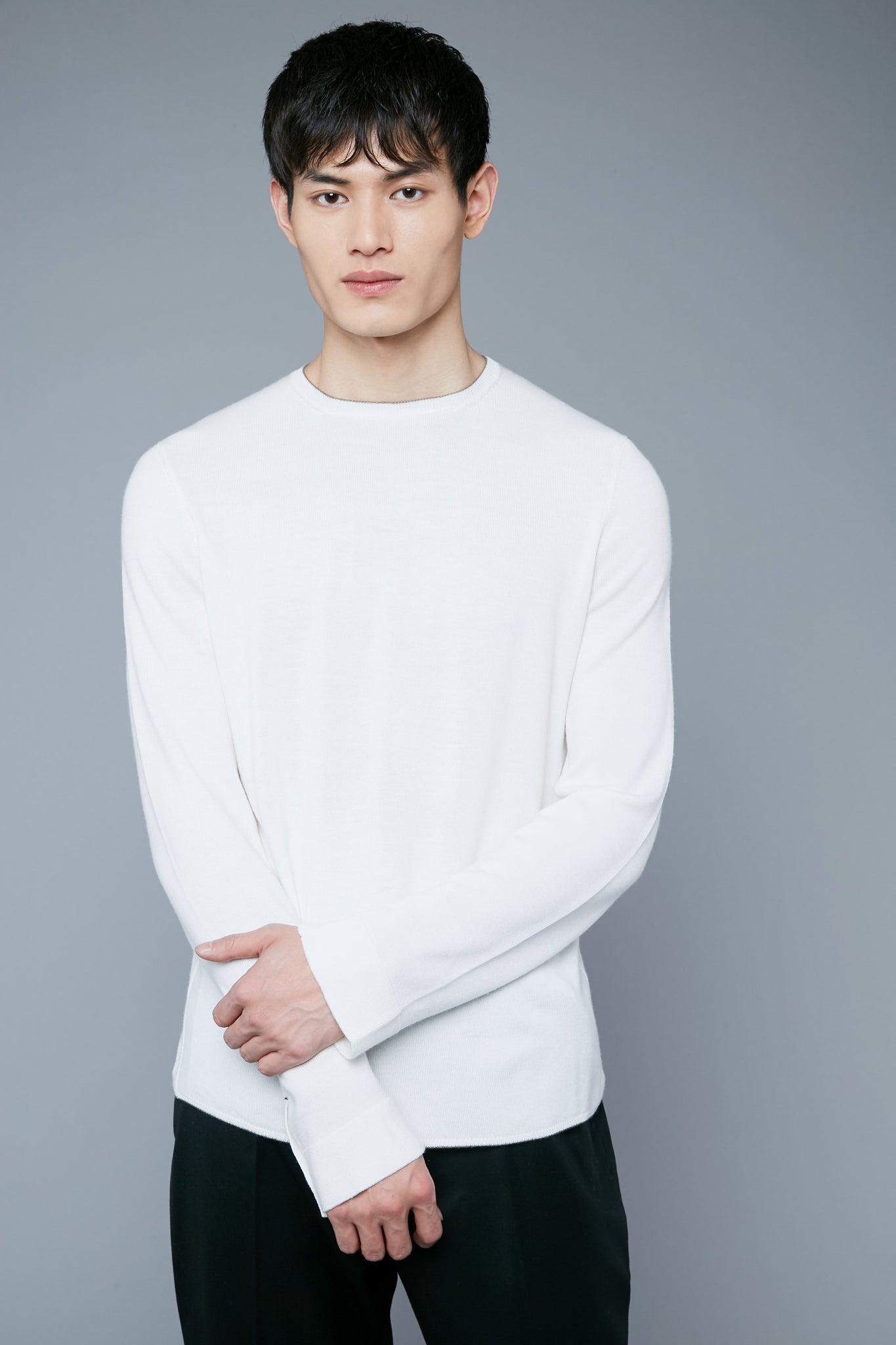 Mood View: Model Qiang Li wearing Long Sleeve Sweater Tee
