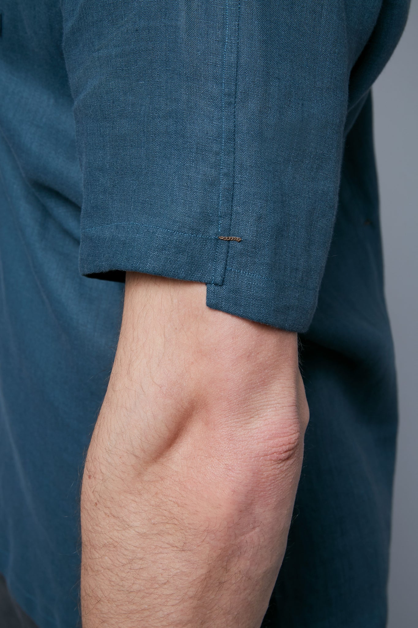 Detail View: Model Hans Weiner wearing Aloe Linen Shirt