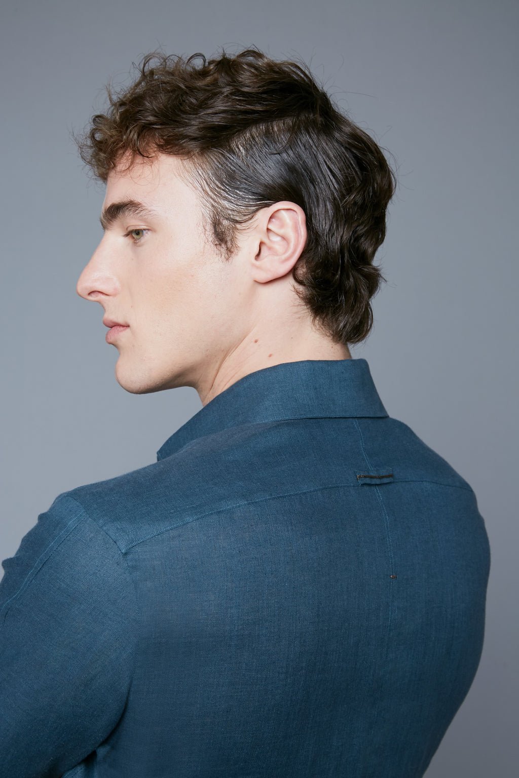 Detail View: Model Hans Weiner wearing Aloe Linen Shirt