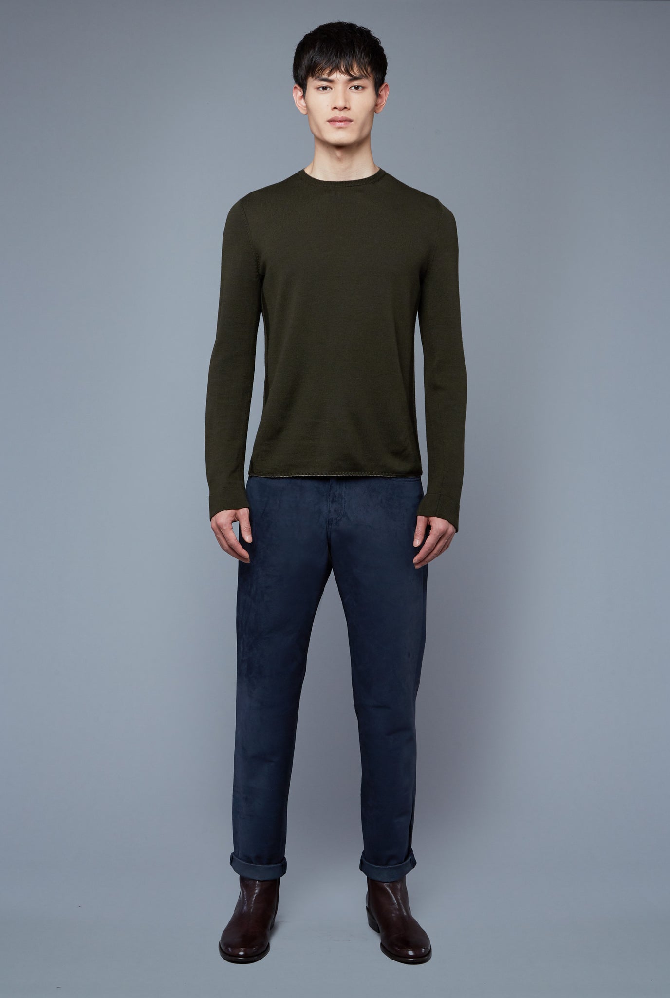 Front View: Model Qiang Li wearing Long Sleeve Sweater Tee