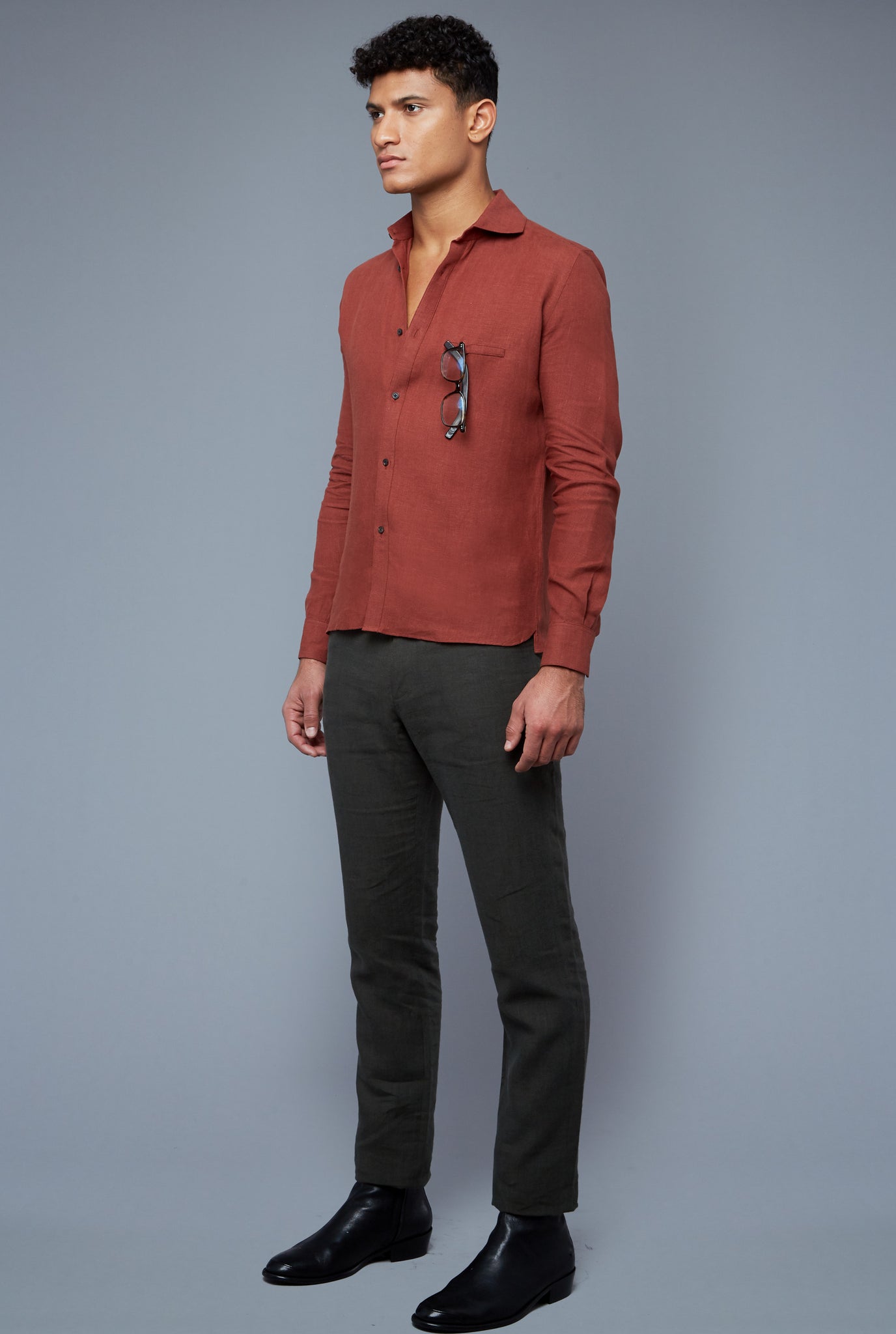 Three Quarter View: Model Tre Boutilier wearing Linen Greenwhich Shirt
