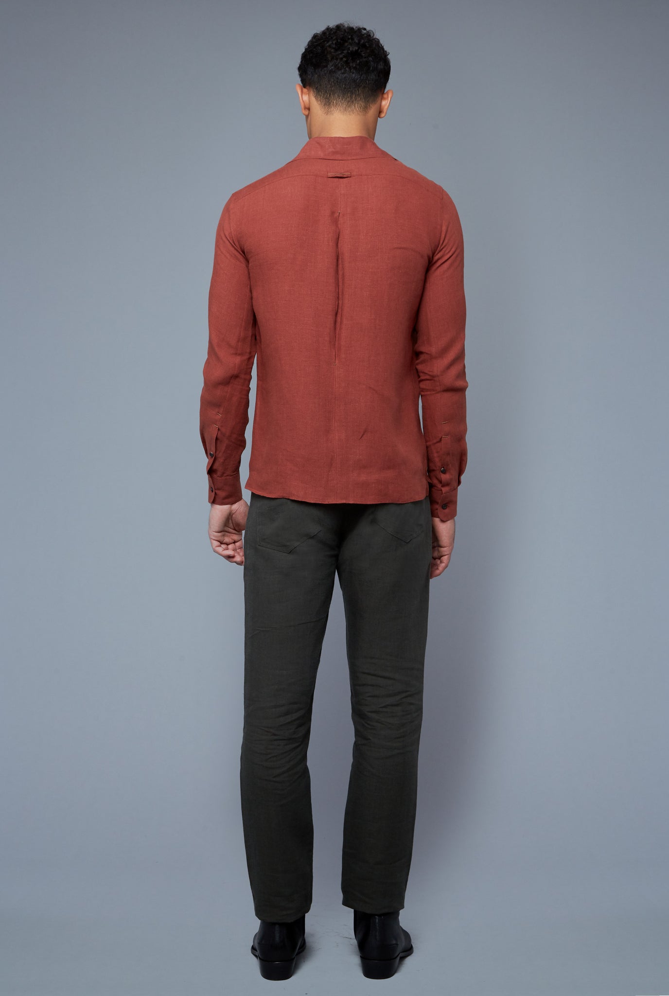 Back View: Model Tre Boutilier wearing Linen Greenwhich Shirt