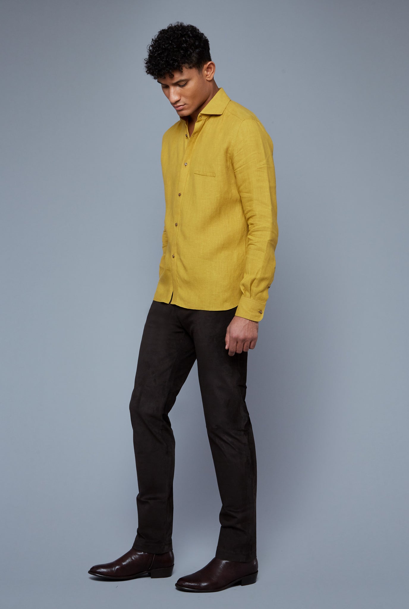 Three Quarter View: Model Tre Boutilier wearing Linen Greenwhich Shirt