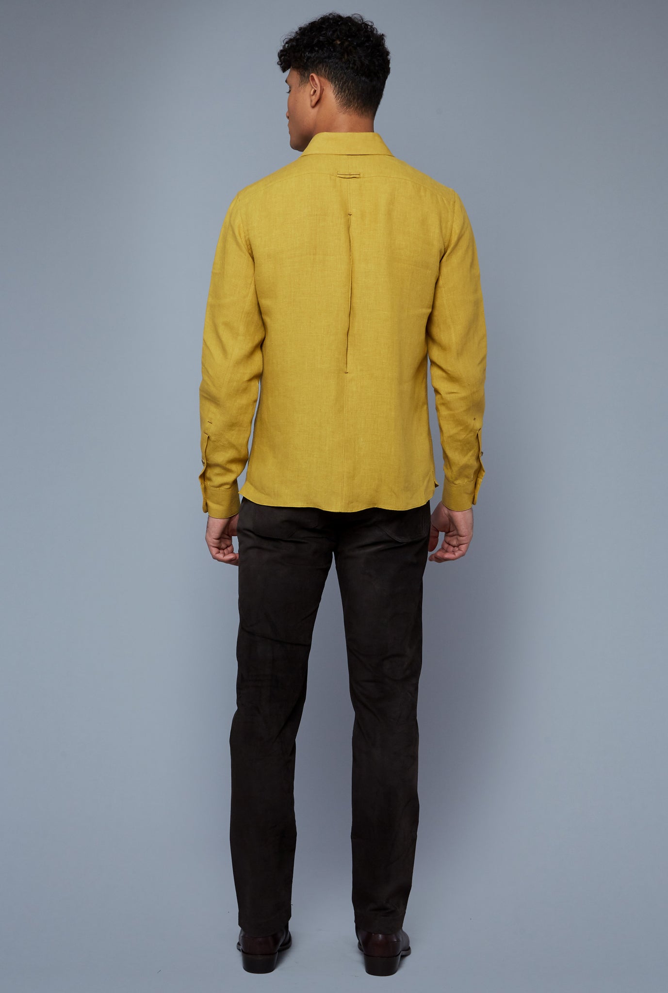 Back View: Model Tre Boutilier wearing Linen Greenwhich Shirt