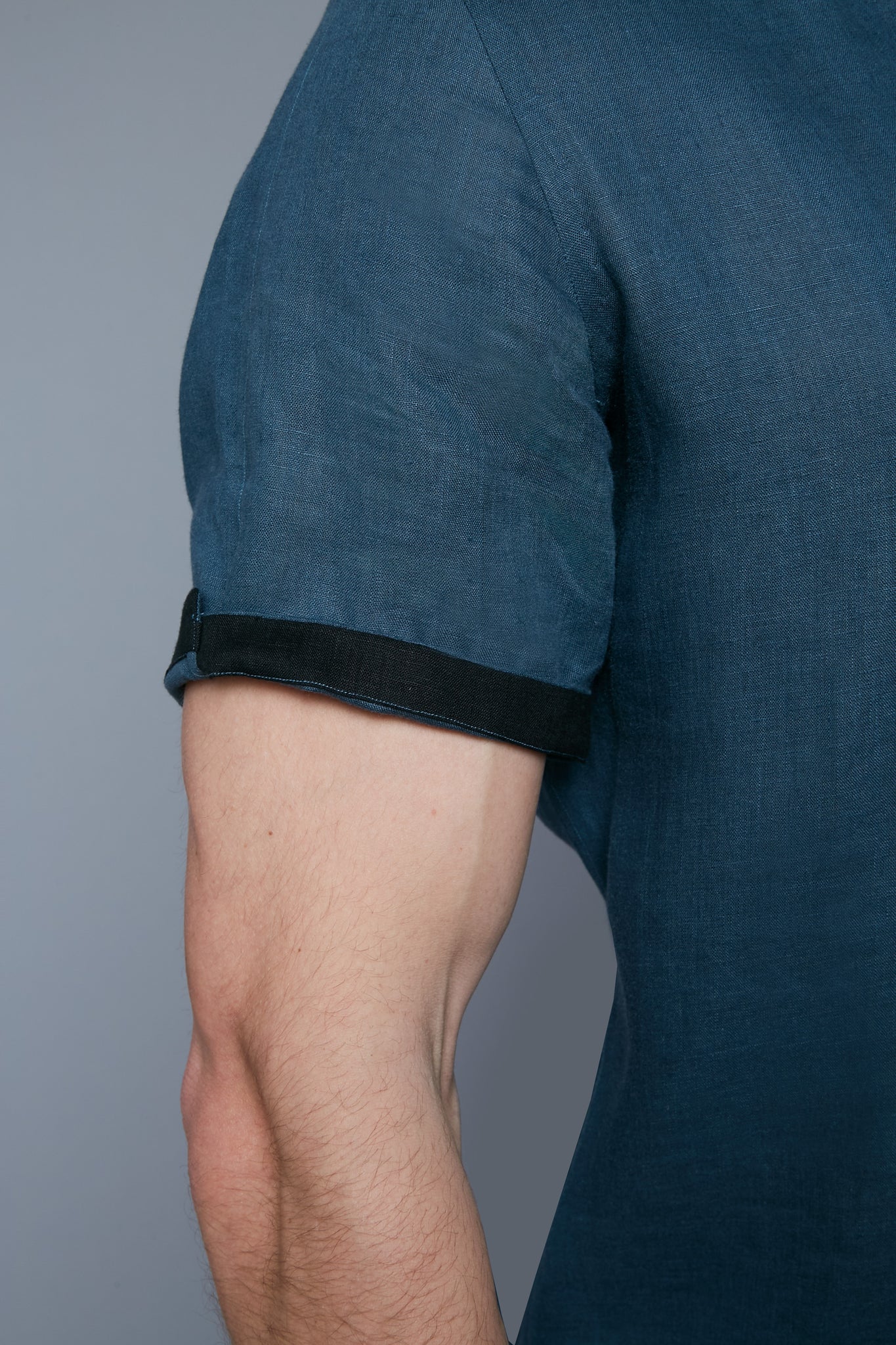 Detail View: Model Hans Weiner wearing Aloe Linen Shirt