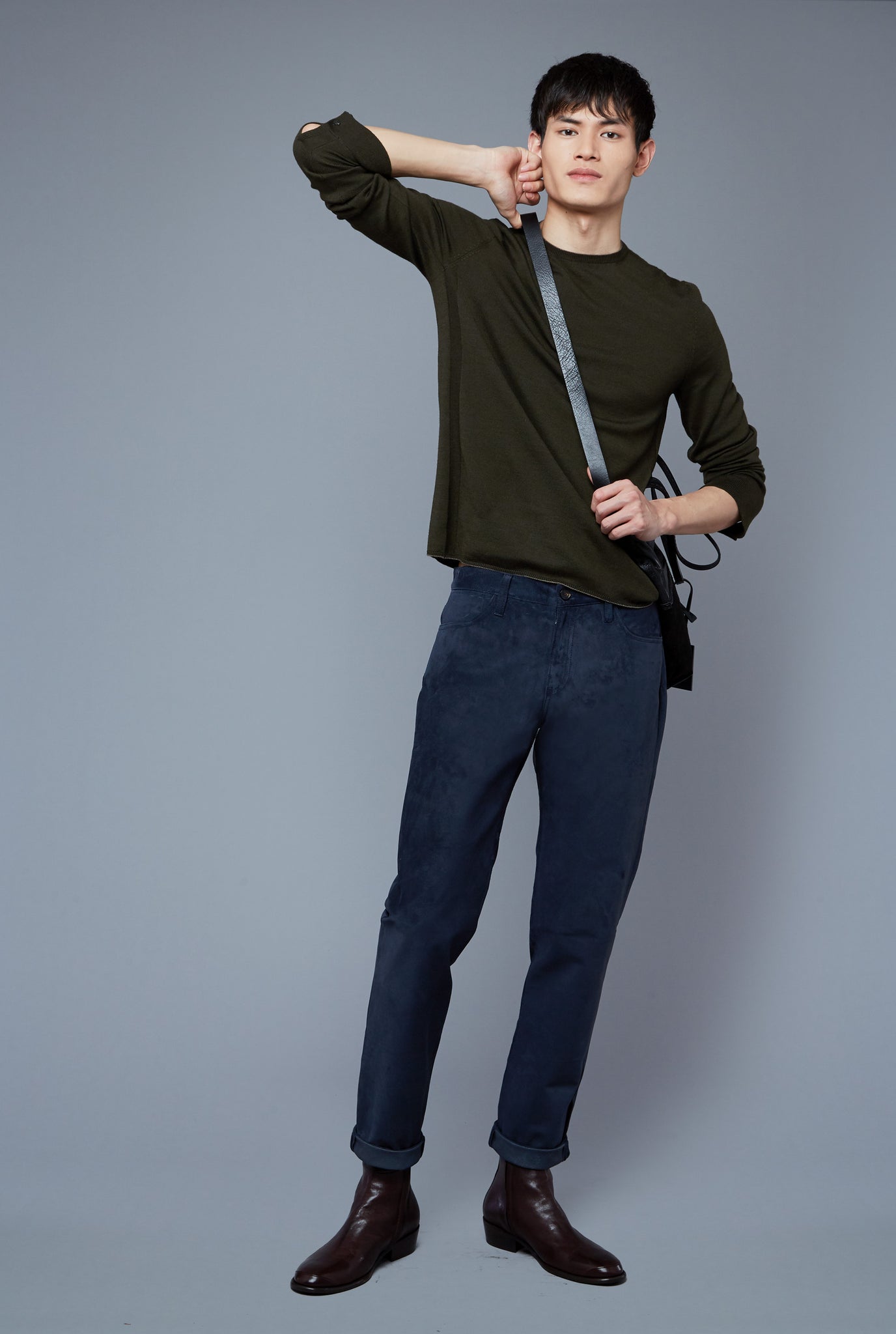 Mood View: Model Qiang Li wearing Long Sleeve Sweater Tee